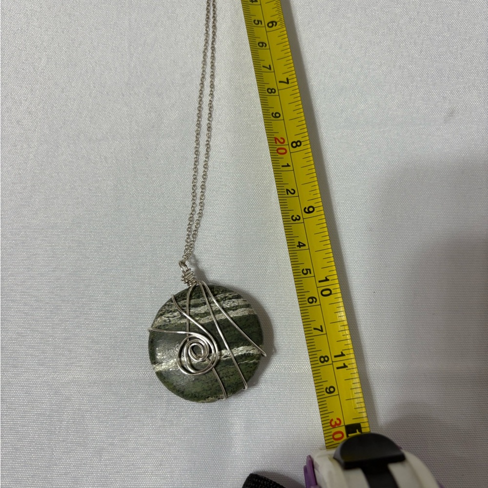 silver chain necklace with a round green and white striped Kambaba Jasper stone - Picture 4 of 5